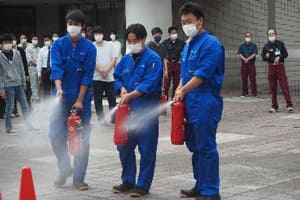 避難訓練において消火器の使用体験を行いました